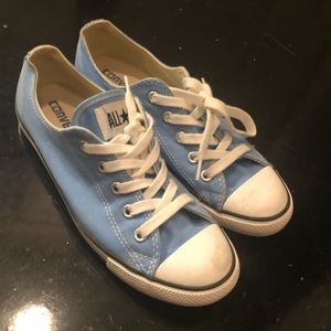 Blue low top converse